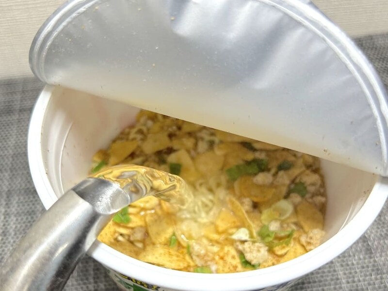 熱湯を注ぐ