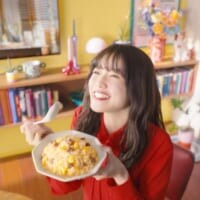 今田美桜、「ずーーーっと！」10秒超の長ゼリフに挑戦　「本格炒め炒飯」新CMで披露