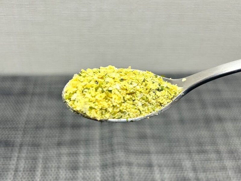 「ポテトチップスのり塩味ふりかけ」をスプーンですくう