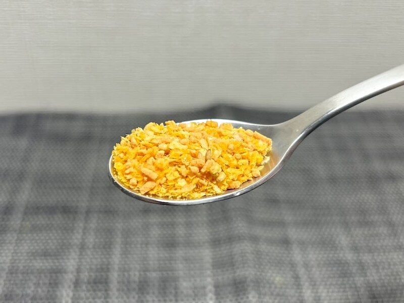 「カラムーチョふりかけ ホットチリ味」をスプーンですくう