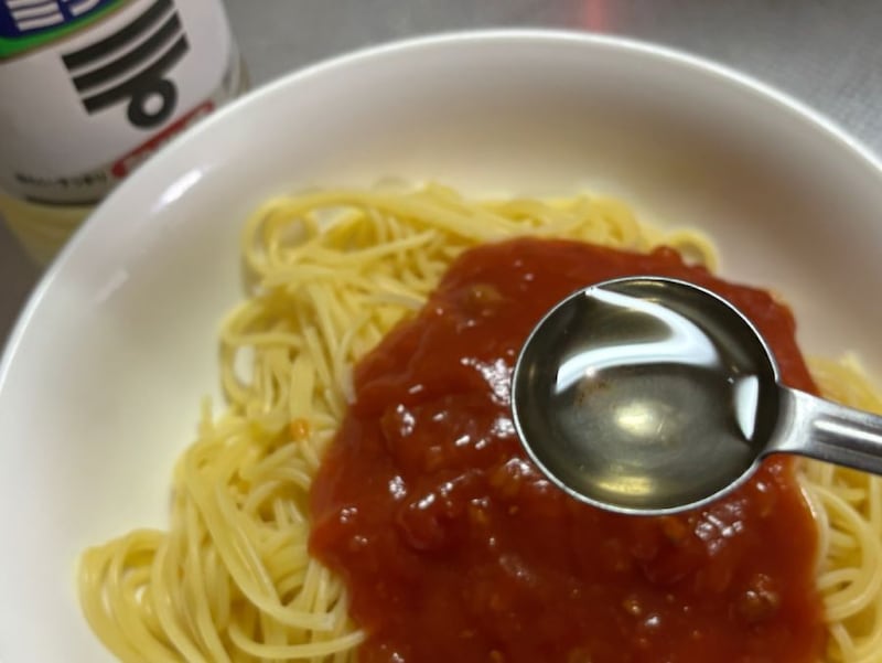 完成したパスタの上から小さじ1杯の酢を回しかける