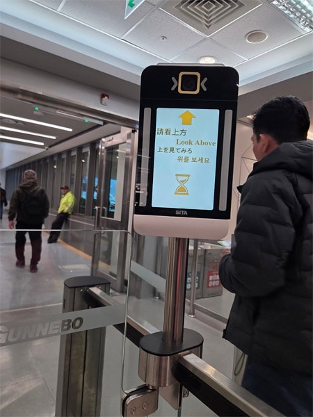 「上を見てみろ」台湾の空港の“挑発的な顔認証”がSNSで話題