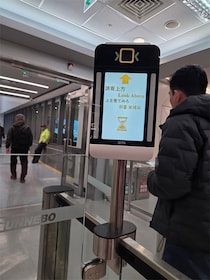 「上を見てみろ」台湾の空港の“挑発的な顔認証”がSNSで話題