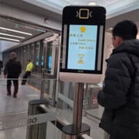 「上を見てみろ」台湾の空港の“挑発的な顔認証”がSNSで話題