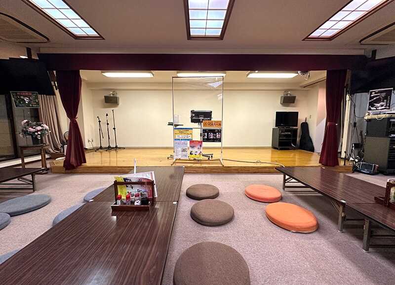 「ゆ〜シティー蒲田」では、天然の黒湯温泉や、大広間での演芸を楽しめる