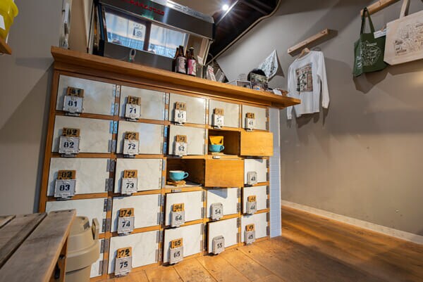 「MATCHA＆ESPRESSO MIYANO-YU」にある、「宮の湯」時代のロッカー。「ゆ〜シティー蒲田」に送られたものと同じ木札が確認できる（撮影：Jun Tainakaさん）