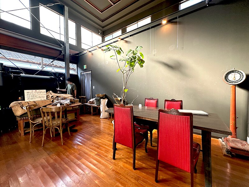 脱衣場だった場所を活かした「MATCHA＆ESPRESSO MIYANO-YU」の焙煎室。コーヒーのいい香りがただよう