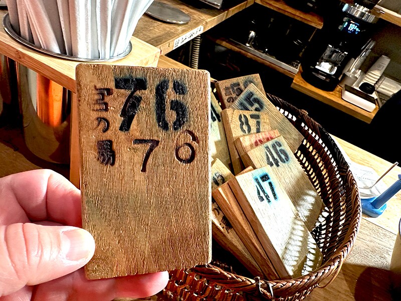 「ゆ〜シティー蒲田」に届いた木札は、「MATCHA＆ESPRESSO MIYANO-YU」店内の注文札として使われていたもの