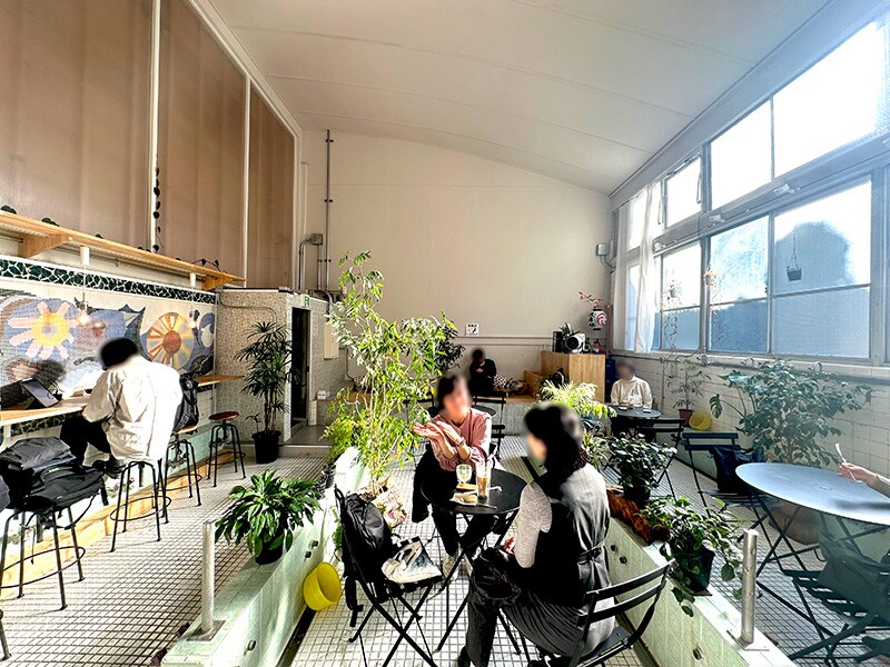 浴室だった場所をそのまま活かした「MATCHA＆ESPRESSO MIYANO-YU」の店内。陽射しの降り注ぐ開放的な空間でカフェを楽しめる