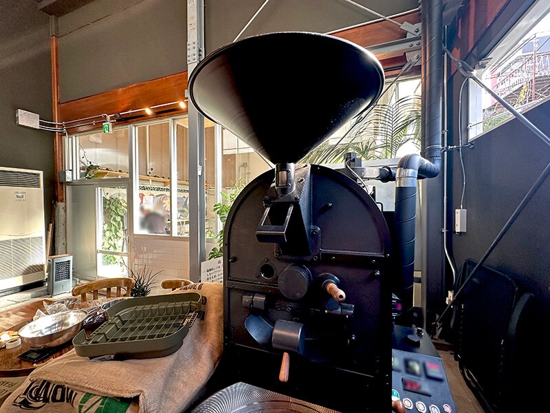 脱衣場だった場所を活かした「MATCHA＆ESPRESSO MIYANO-YU」の焙煎室。コーヒーのいい香りがただよう