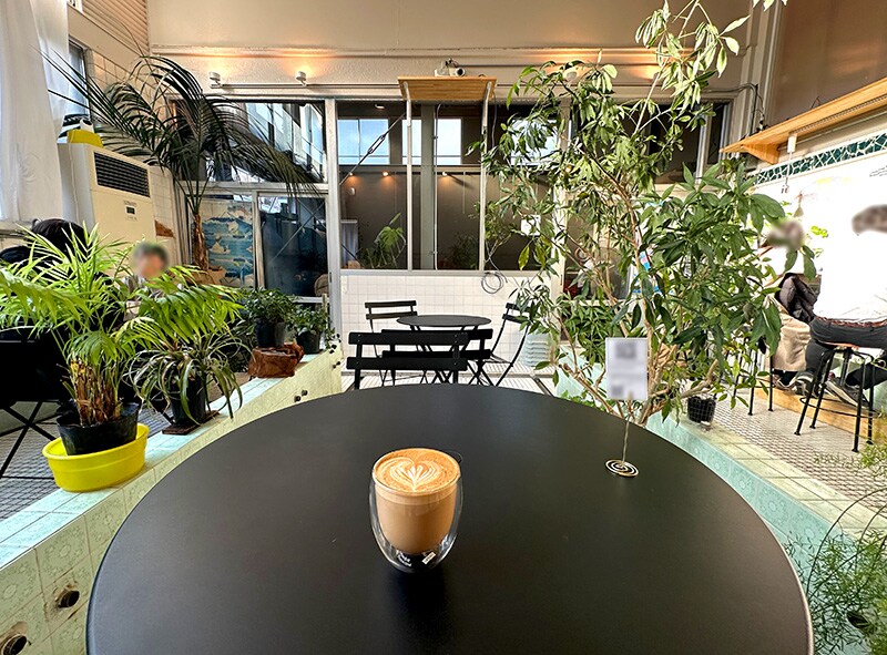 浴室だった場所をそのまま活かした「MATCHA＆ESPRESSO MIYANO-YU」の店内。陽射しの降り注ぐ開放的な空間でカフェを楽しめる