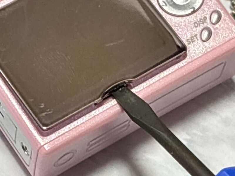 液晶はマイナスドライバーで取り外し可能