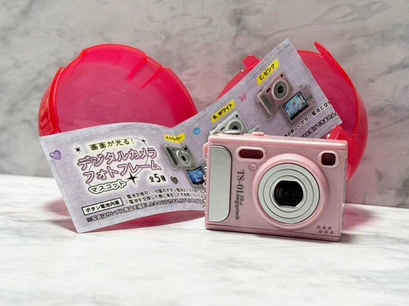 シャッターを押すと写真が現れる　カプセルトイ「デジタルカメラフォトフレームマスコット」使ってみた