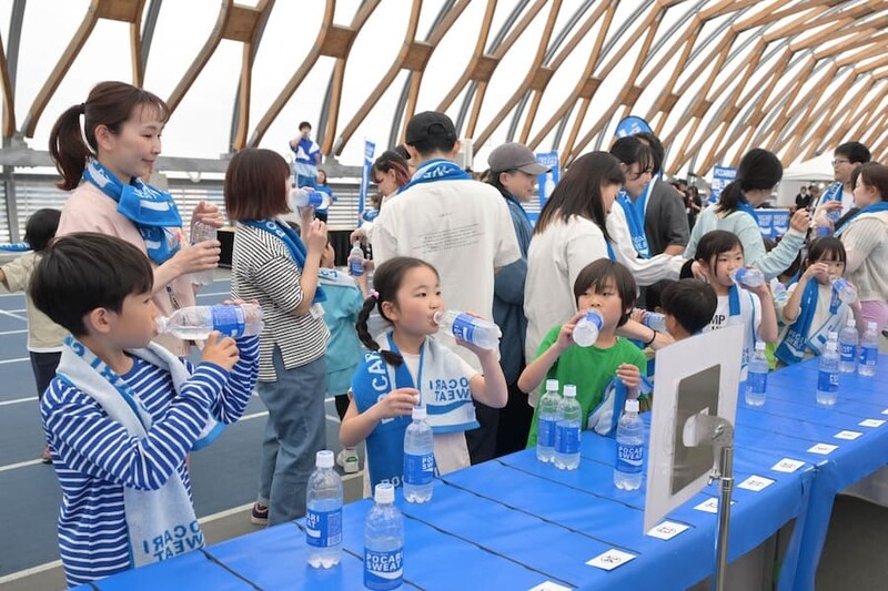 水分補給をする参加者