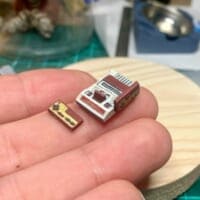 プラ板から削り出されたミニチュアのファミコン　初期型仕様にゲーマーたちもニッコリ