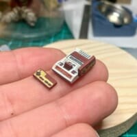 プラ板から削り出されたミニチュアのファミコン　初期型仕様にゲーマーたちもニッコリ