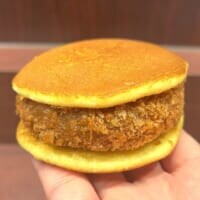 どら焼きにコロッケを挟む時代　話題の「どらコロ」を食べてみた