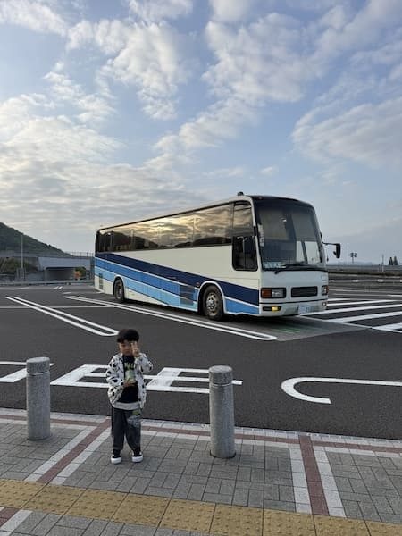 背景の大型バス、実は自家用です　“マイバス”オーナーの暮らしに反響