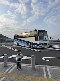 背景の大型バス、実は自家用です　“マイバス”オーナーの暮らしに反響