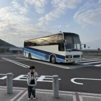 背景の大型バス、実は自家用です　“マイバス”オーナーの暮らしに反響