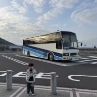 背景の大型バス、実は自家用です　“マイバス”オーナーの暮らしに反響