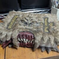 撫でないと暴れ出すかも……「ハリポタ」に登場の“あの本”を忠実再現