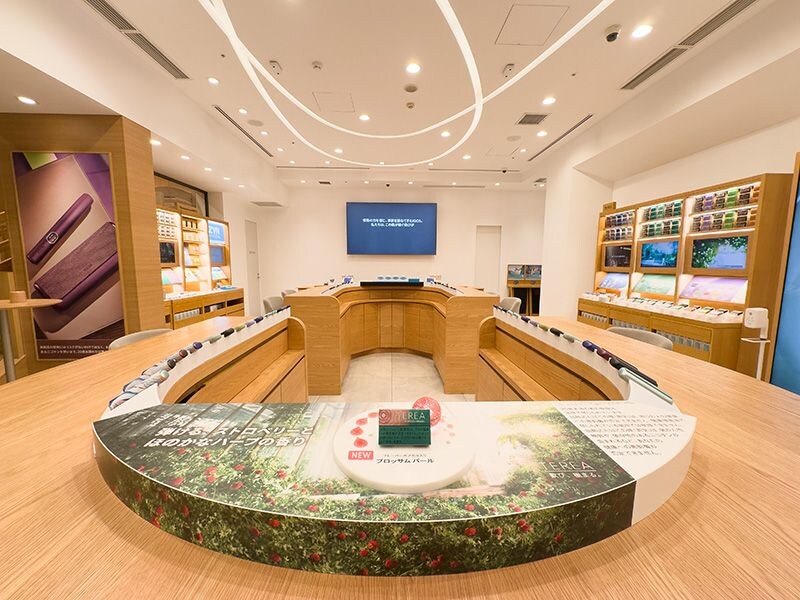 「テリア ブロッサム パール」発売に合わせて全国4店舗のIQOSストアで特別なディスプレーを展開