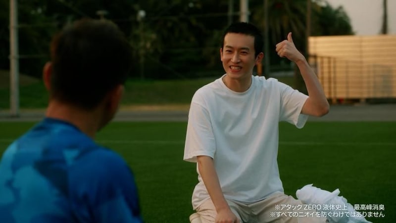 練習後、芝生に座って談笑するシーン