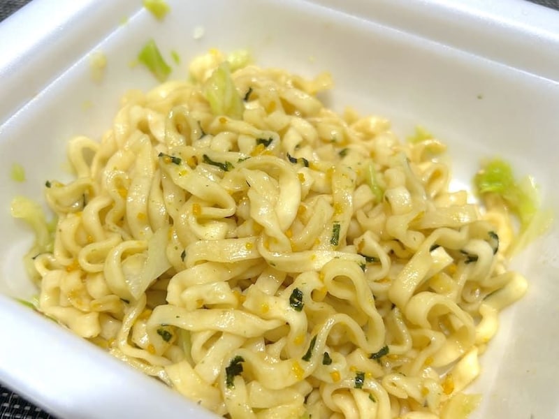 麺のモチモチさに、ごまのカリッとした食感がいいアクセント