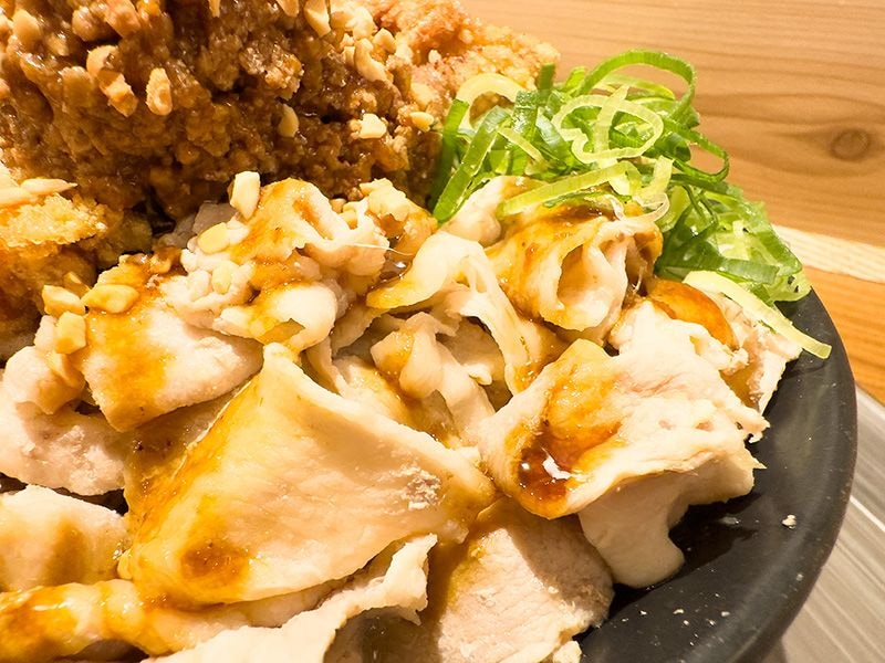 タレのかかった豚しゃぶはボリューミーながらもさわやかな佇まい