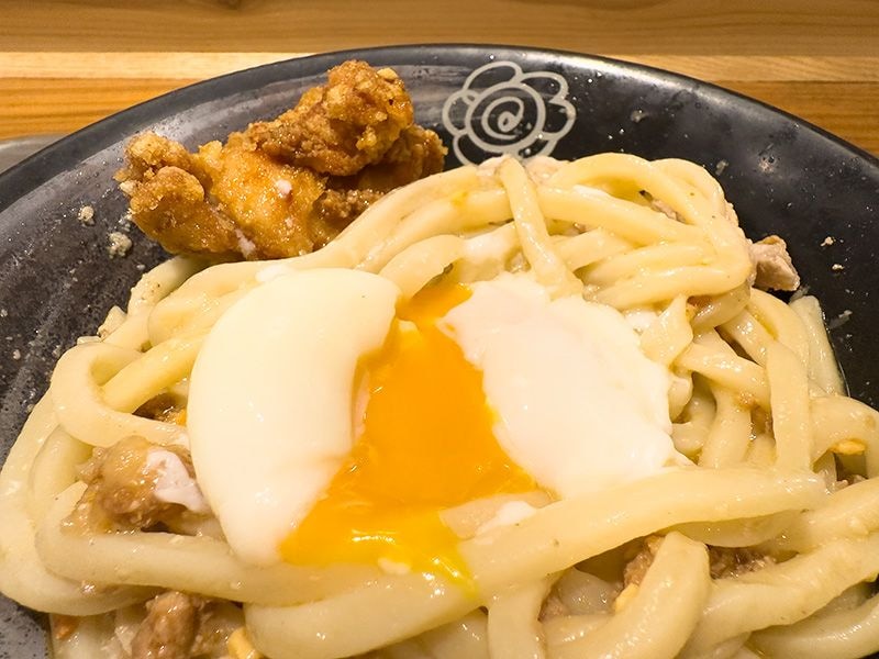 別添えの半熟卵が後半戦にオススメ。やさしい味わいにまろやかさがプラス