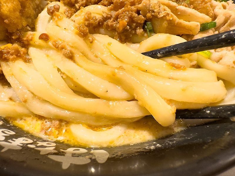 ボリューミーさとは裏腹に、うどんの食べ口はとても軽やか。担々のタレの香ばしさと甘さが食欲をそそる