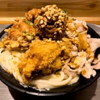 総重量1キロ！ はなまるうどん「爆担々」は意外にも軽やかな食べ口？ 巨漢記者が実食