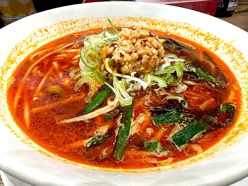 「会津レッド」醤油ベースのスープは唐辛子で真っ赤に染まり、食欲をそそる色あい