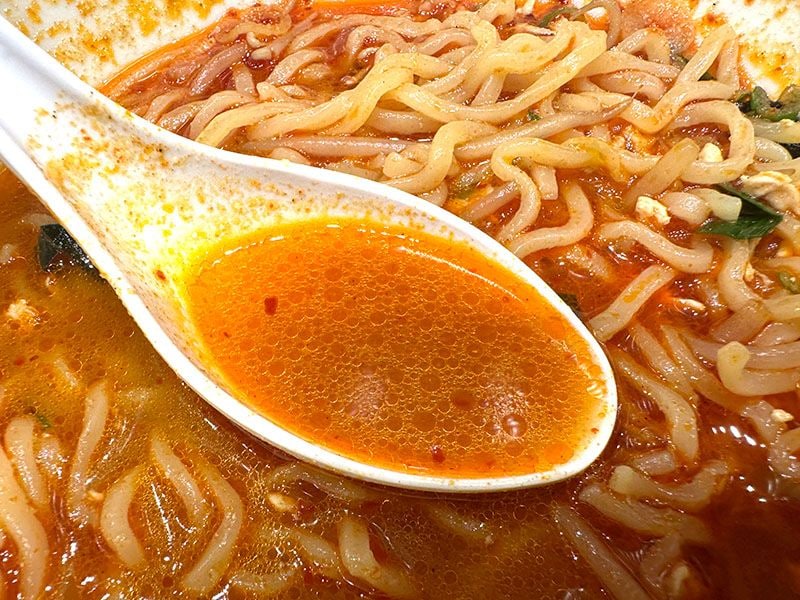 酢をレンゲ1杯加えると、酸っぱ辛い「酸辣湯」の味わいに