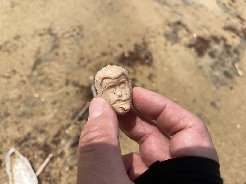 海辺で3度拾った頭だけルパン　不気味すぎるフィギュアの正体は"昭和のハズレ景品”