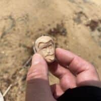 海辺で3度拾った頭だけルパン　不気味すぎるフィギュアの正体は”昭和のハズレ景品”