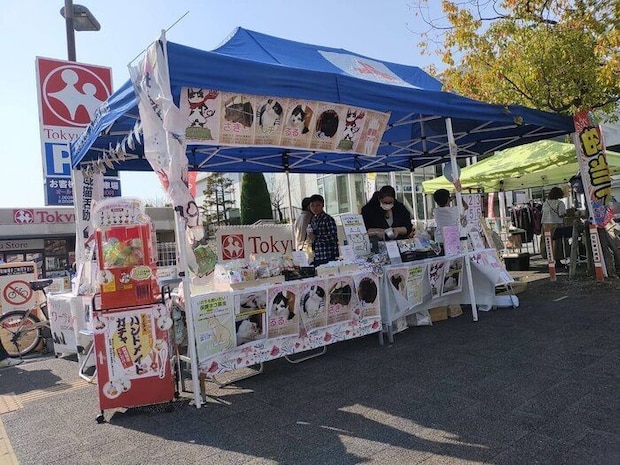 大岡山さくらまつりや夏祭りでは、地域猫ハウスやトイレ、 写真パネルなどを展示している。猫の相談に来る方、過去 に猫を引き取っていただいた方など、多彩な人が訪れる