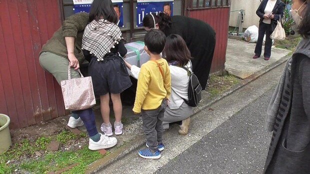 捕獲器を設置する様子。 地域の動物病院にも協力 してもらっているため、 捕獲してから不妊手術ま でスムーズに進めること ができる