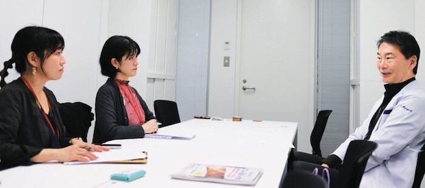 インタビュー中の様子 写真右が宮﨑先生