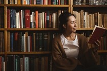 「暗いところで読書」は目が悪くなる？視力低下の本当の原因