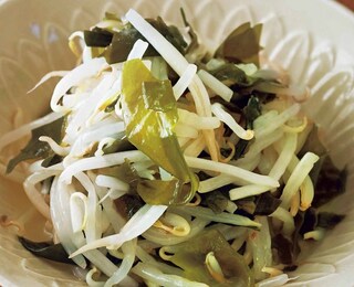 甘酢にごま油の香りをきかせたレンチン簡単副菜「もやしとわかめの甘酢あえ」