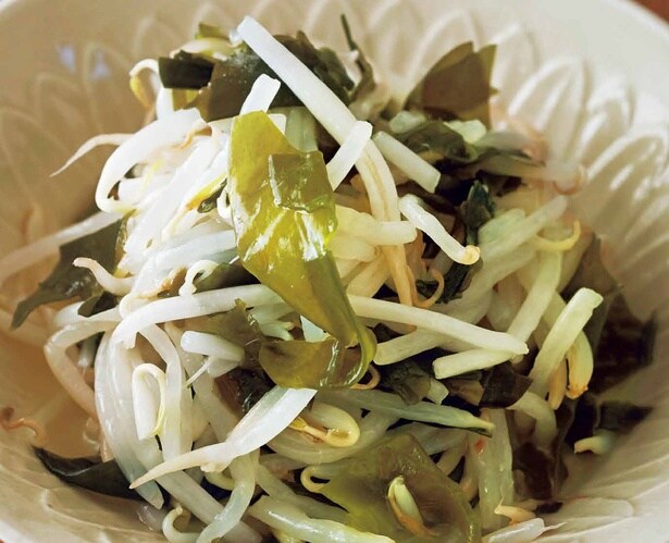 甘酢にごま油の香りをきかせたレンチン簡単副菜「もやしとわかめの甘酢あえ」