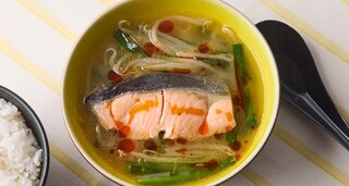 ニラでパンチを効かせた「鮭とニラもやしの味噌スープ」