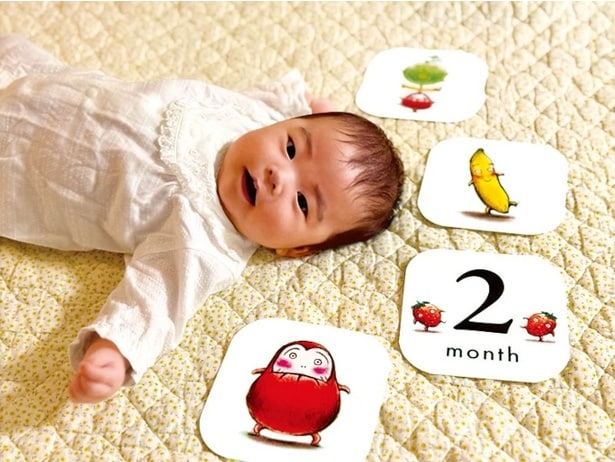 月齢記録ができる特製マンスリーカード。節目節目の写真撮影をだるまさんと一緒に