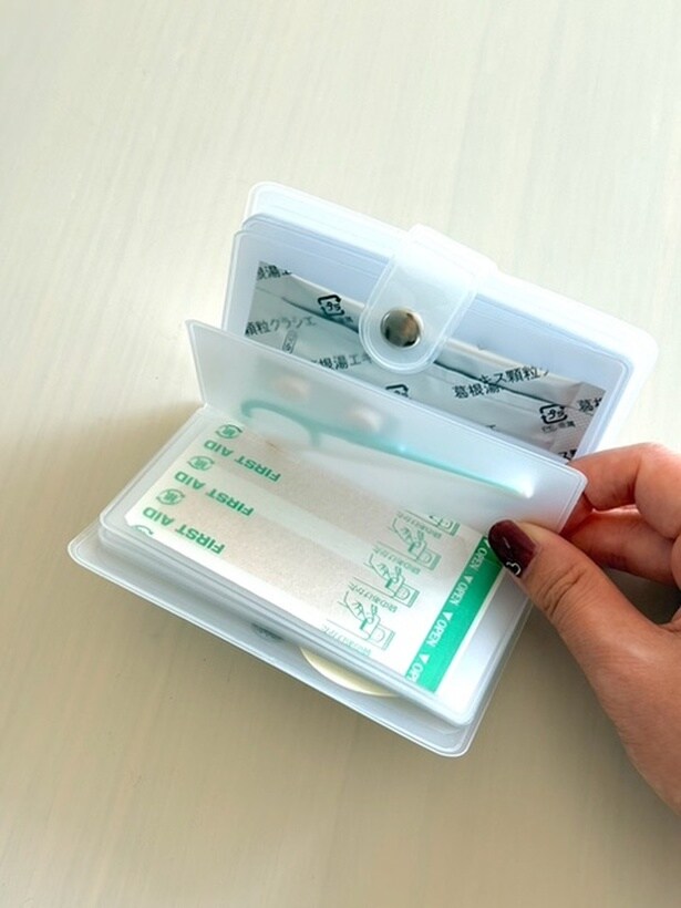 カードケースには常備薬、絆創膏、綿棒、パスポートのコピーなど ▶まだある100円グッズ!