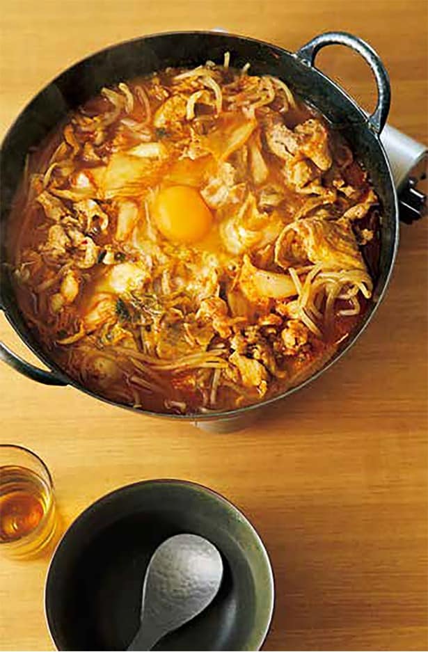 もやしと豚こまのキムチ鍋(料理・上島亜紀、撮影・鈴木泰介)