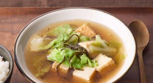 レンチンだけで即完成!ごま油が香る「厚揚げと塩昆布キャベツのスープ」