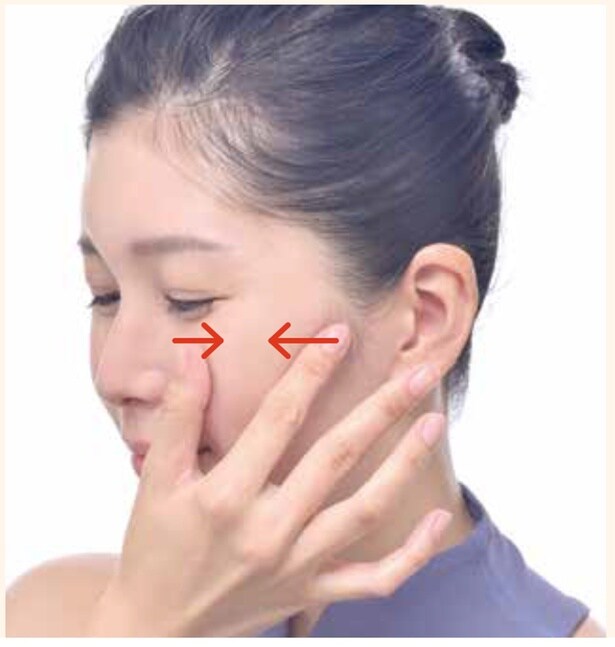 頰を寄せて引っ張る