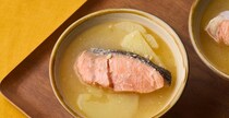 まろやかなコクがクセになる「鮭とじゃがいもの味噌バター汁」